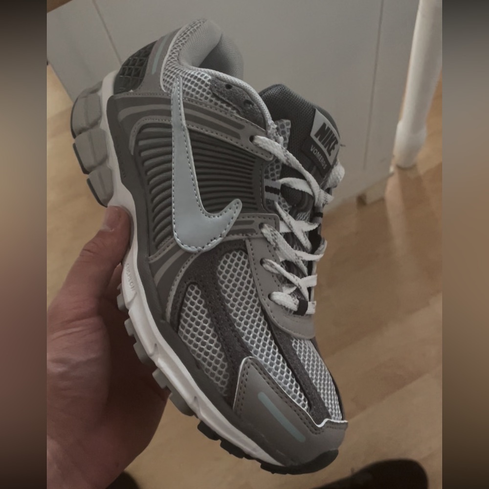 Air zoom Vomero 5 “light Iron Ore” size 9